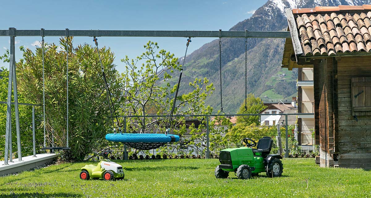 Playground with swings – Apartment Hotel Beatenhof